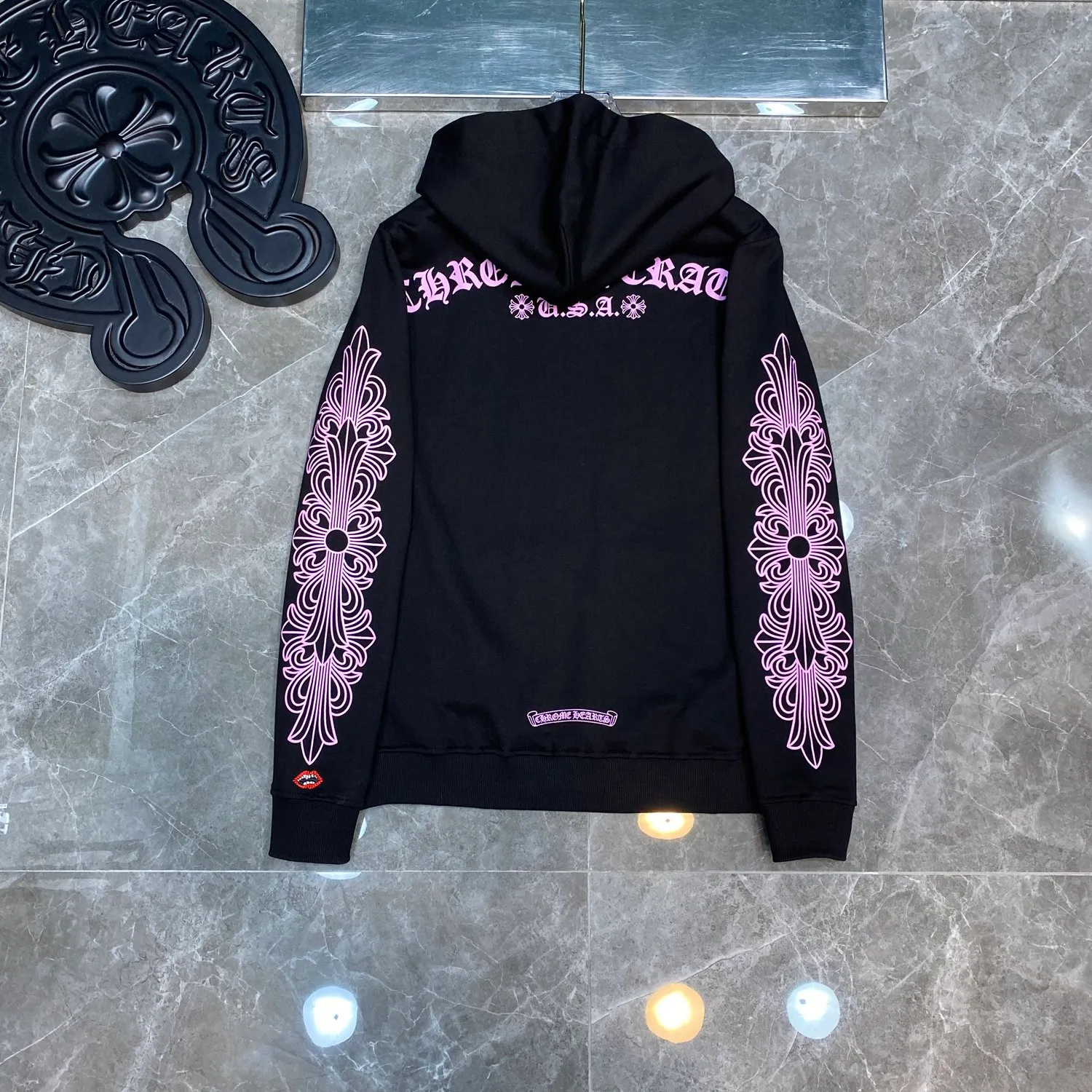 P248 Chrome Hearts Autumn and Winter 2025 are available simultaneously at counters❤️ Chrome Matty Boy pink letter sweatshirt hooded sweatshirt. Imported environmentally friendly glue printing and dyeing. Improved customized version of 1:1 high-gram weight high-quality fabric. Recommended color: black. Size: S, M, L, XL.
